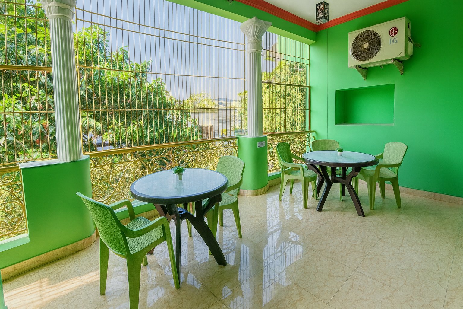 Deluxe balcony sitting area